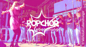 Foto einer Bühnenshow des PopChor Lebenshunger. Überlagent von dem Logo der Gruppe.